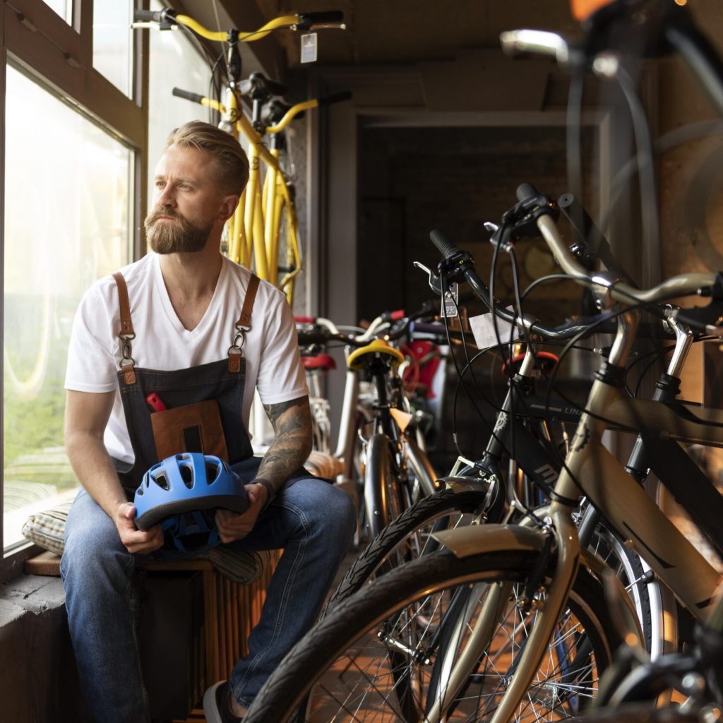 junger-geschaftsmann-im-fahrradladen-hautnah